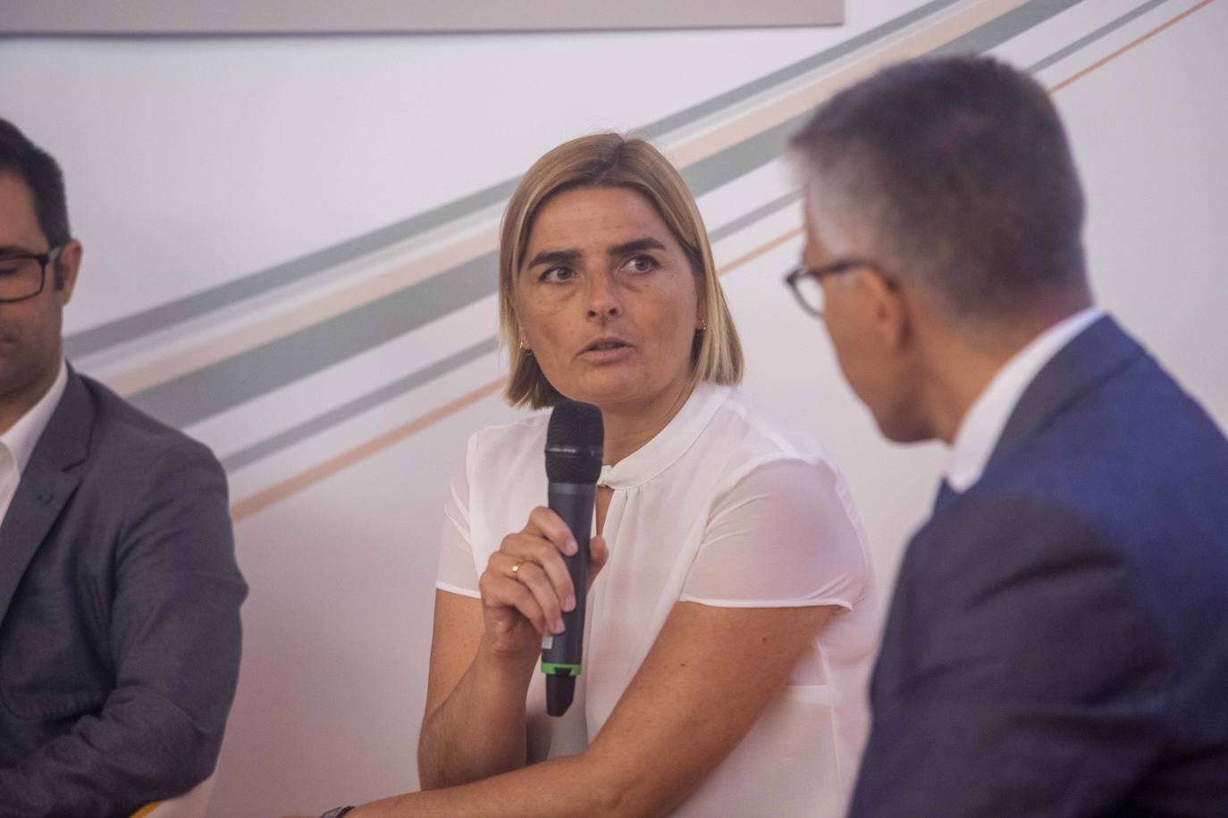 El Foro Ciclo de Conferencias La Verdad-COEC, celebrado ayer en el Auditorio y Palació de Congresos El Batel, en Cartagena, trató de arrojar luz acerca de los procesos de transformación digital que debe afrontar el empresariado con celeridad.