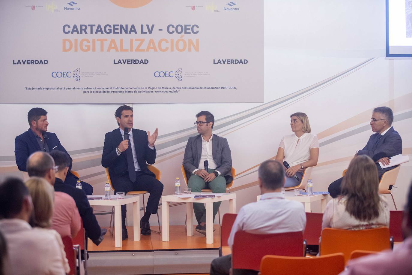 El Foro Ciclo de Conferencias La Verdad-COEC, celebrado ayer en el Auditorio y Palació de Congresos El Batel, en Cartagena, trató de arrojar luz acerca de los procesos de transformación digital que debe afrontar el empresariado con celeridad.