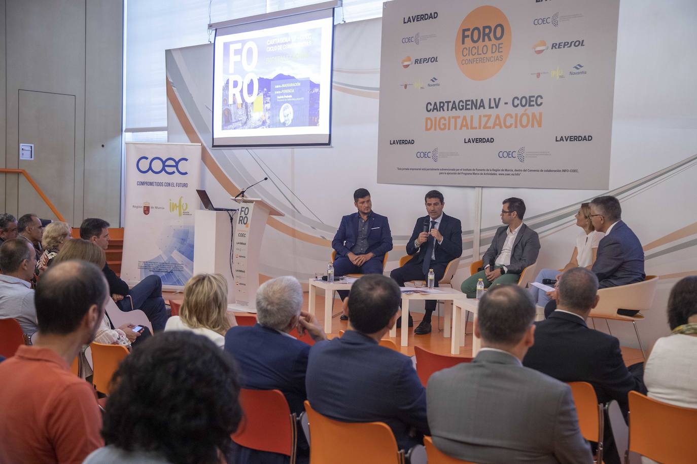 El Foro Ciclo de Conferencias La Verdad-COEC, celebrado ayer en el Auditorio y Palació de Congresos El Batel, en Cartagena, trató de arrojar luz acerca de los procesos de transformación digital que debe afrontar el empresariado con celeridad.