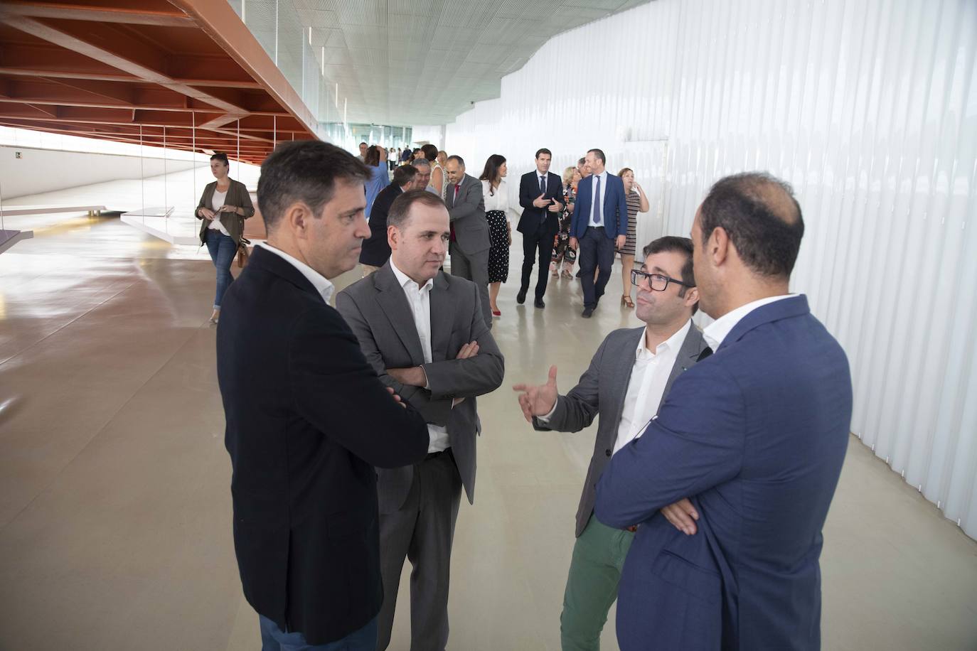 El Foro Ciclo de Conferencias La Verdad-COEC, celebrado ayer en el Auditorio y Palació de Congresos El Batel, en Cartagena, trató de arrojar luz acerca de los procesos de transformación digital que debe afrontar el empresariado con celeridad.