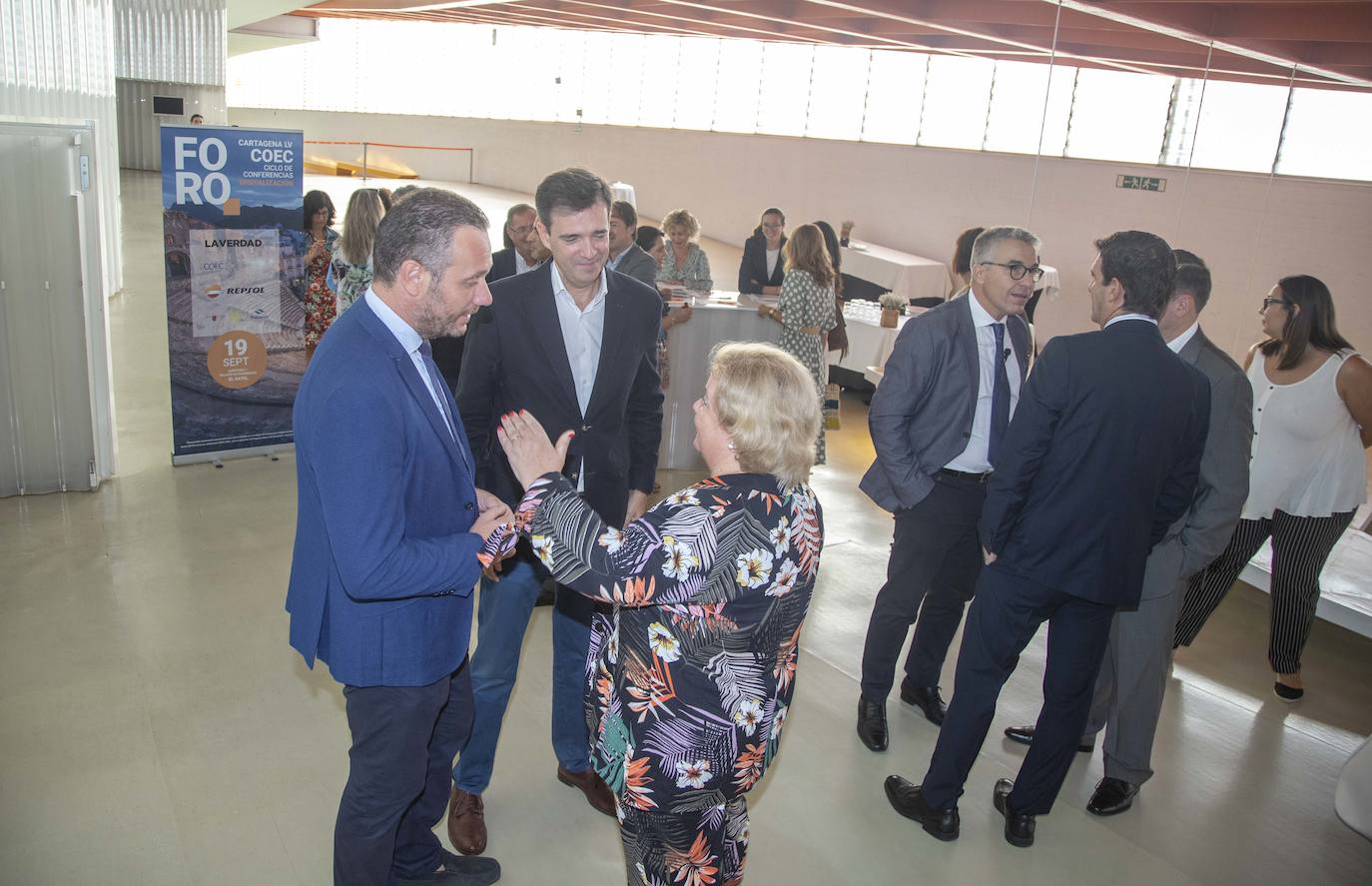 El Foro Ciclo de Conferencias La Verdad-COEC, celebrado ayer en el Auditorio y Palació de Congresos El Batel, en Cartagena, trató de arrojar luz acerca de los procesos de transformación digital que debe afrontar el empresariado con celeridad.