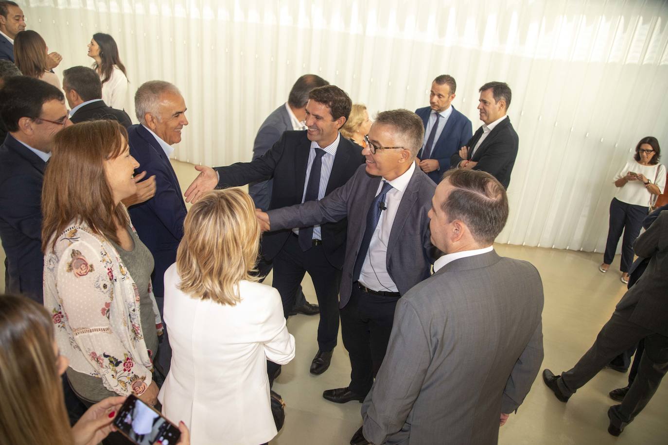 El Foro Ciclo de Conferencias La Verdad-COEC, celebrado ayer en el Auditorio y Palació de Congresos El Batel, en Cartagena, trató de arrojar luz acerca de los procesos de transformación digital que debe afrontar el empresariado con celeridad.