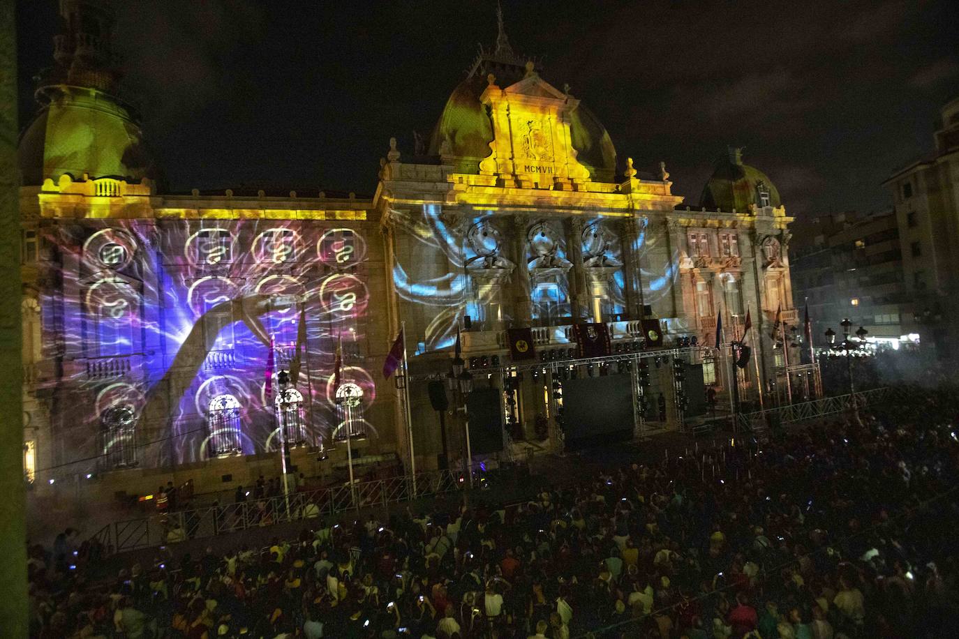 «¡Ahora vosotros sois la historia», dijo el actor en el acto inaugural del trigésimo aniversario en el que todos recordaron a los damnificados de la catástrofe causada por la 'gota fría'.