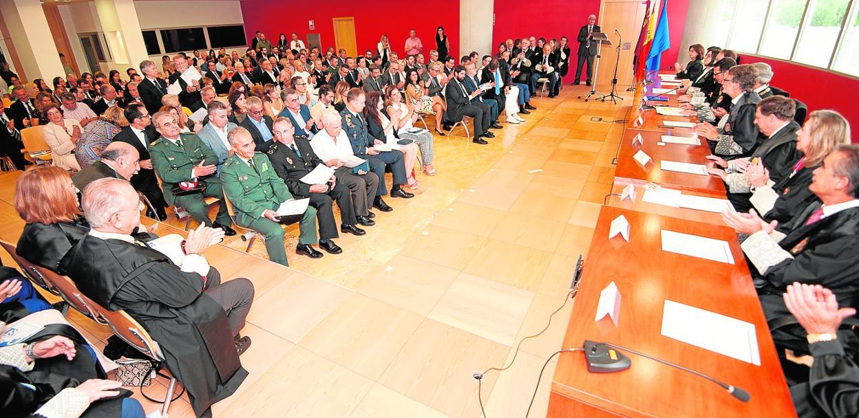 Aspecto del salón de actos de la Ciudad de la Justicia de Murcia, ayer, durante el acto de apertura del Año Judicial. 