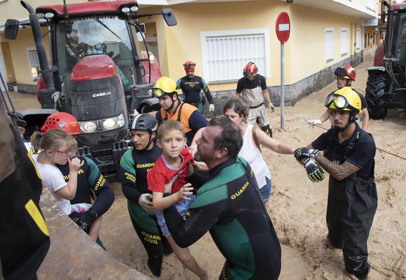 Agentes de la Guardia Civil rescatan a dos niños en Los Alcázares.