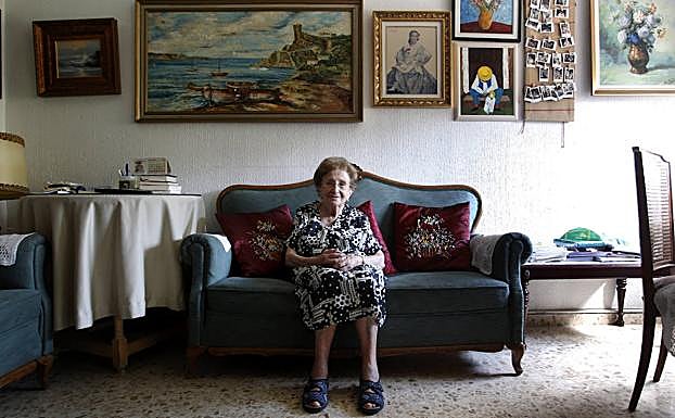 Pepita Esparza, en uno de los sillones de su salón, junto a los libros que todavía devora.