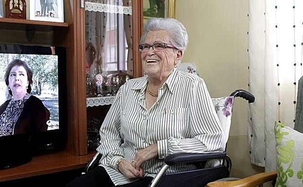 Francisca Bermúdez, en la silla de ruedas con la que sale a la calle, ríe al recordar su pasado.