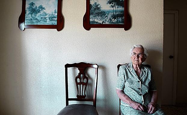 La cartagenera Antonia Díaz mira hacia el exterior desde su salón.