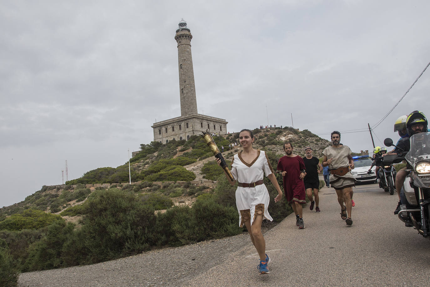 La Ruta Iter Ignis comenzó en Cabo de Palos y reunió a una veintena de relevistas.