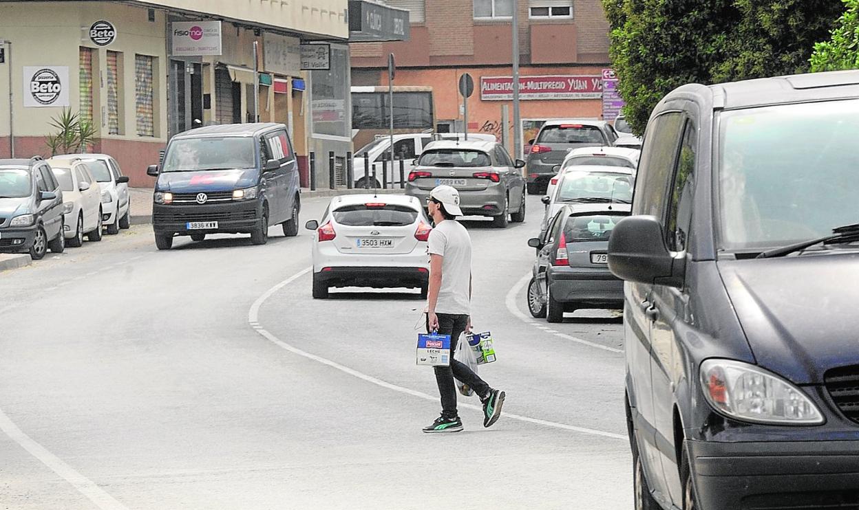 Un vecino de Santo Ángel cruza, de vuelta del supermercado, la calle Santa Catalina, justo donde han solicitado el paso de peatones. 