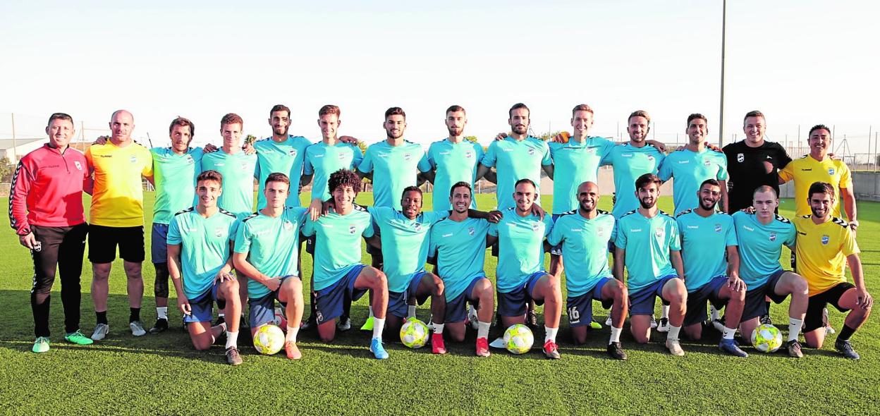 Foto oficial de la plantilla y cuerpo técnico del Lorca FC de cara a esta temporada 2019/20. 