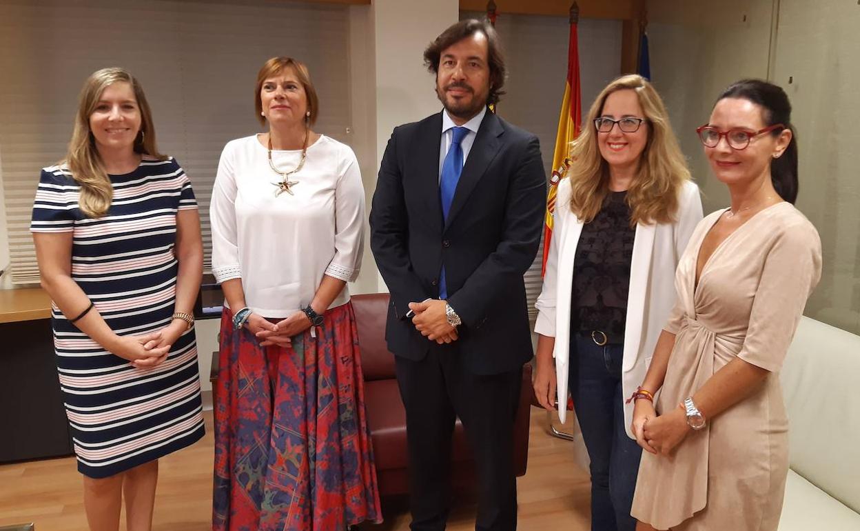 El consejero de Empleo, Investigación y Universidades, Miguel Motas, junto a dirigentes de AMEP.