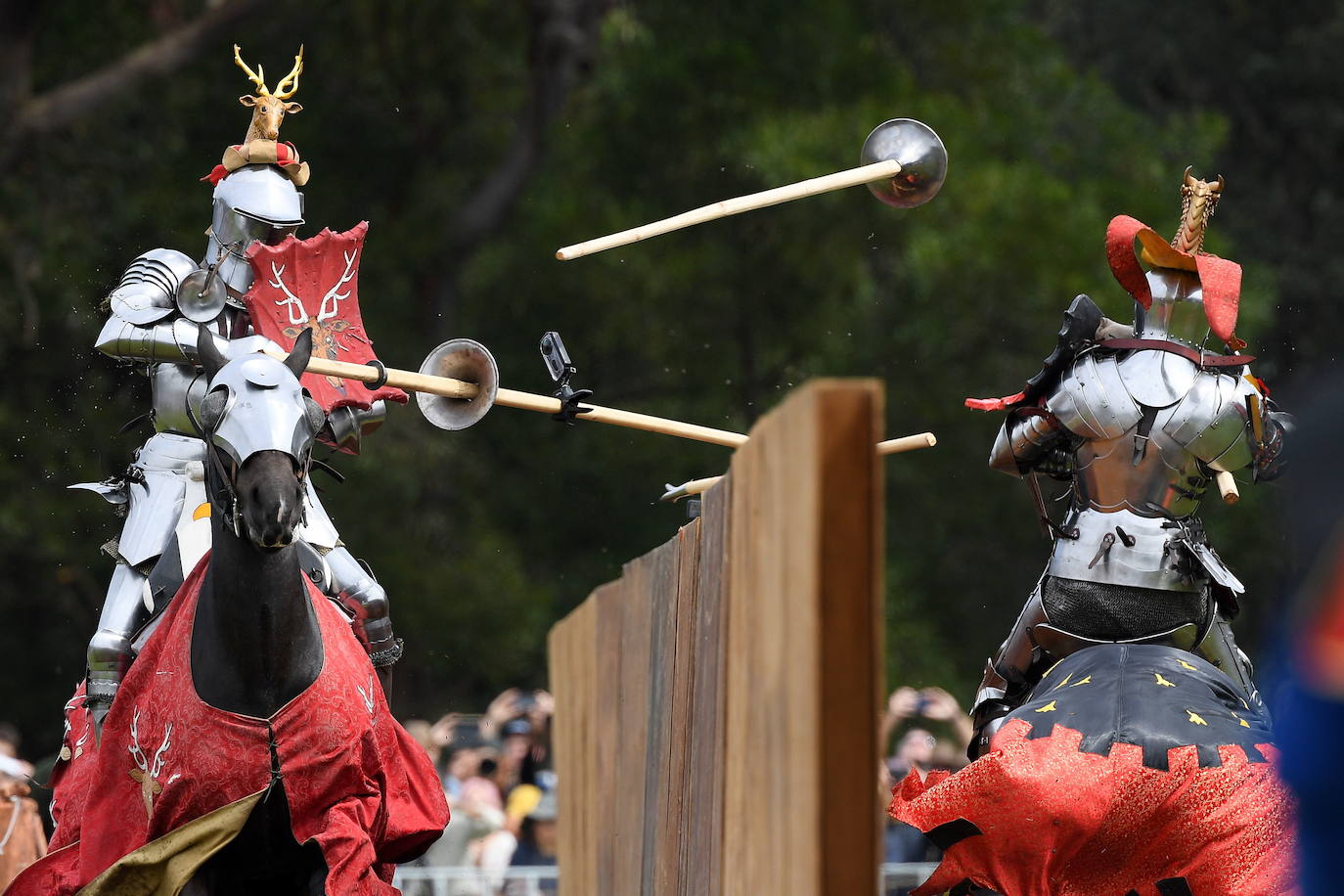 Varios caballeros compiten en la tradicional Feria Medieval de St Ives en Sídney, Australia.