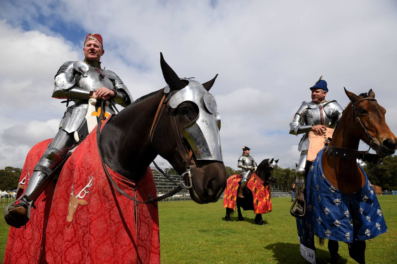 Varios caballeros compiten en la tradicional Feria Medieval de St Ives en Sídney, Australia.