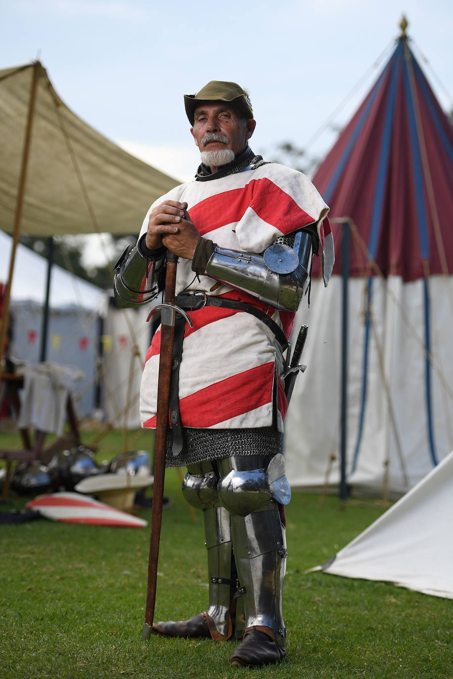 Varios caballeros compiten en la tradicional Feria Medieval de St Ives en Sídney, Australia.