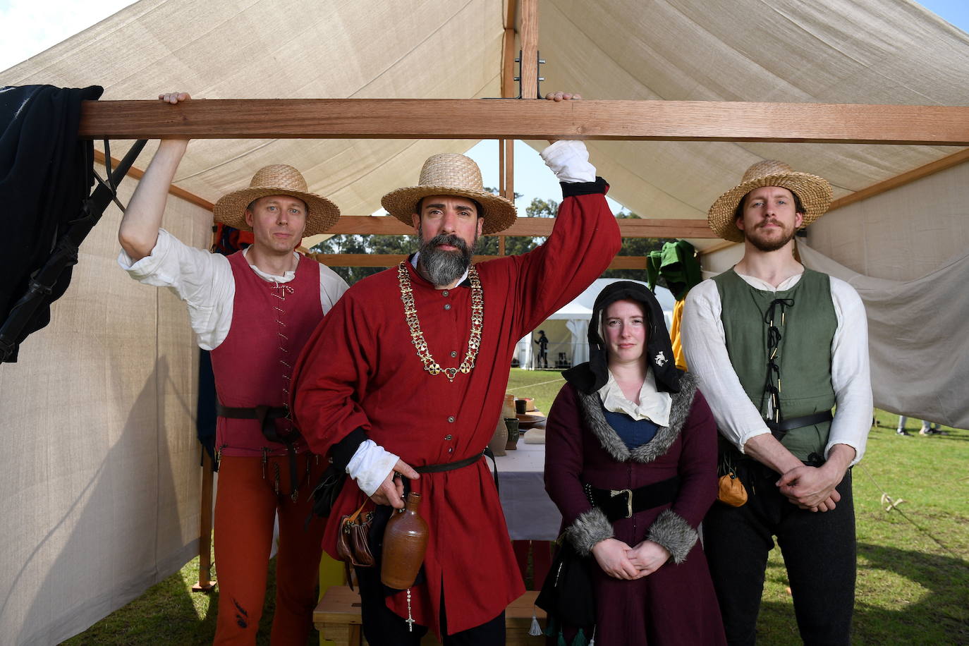 Varios caballeros compiten en la tradicional Feria Medieval de St Ives en Sídney, Australia.