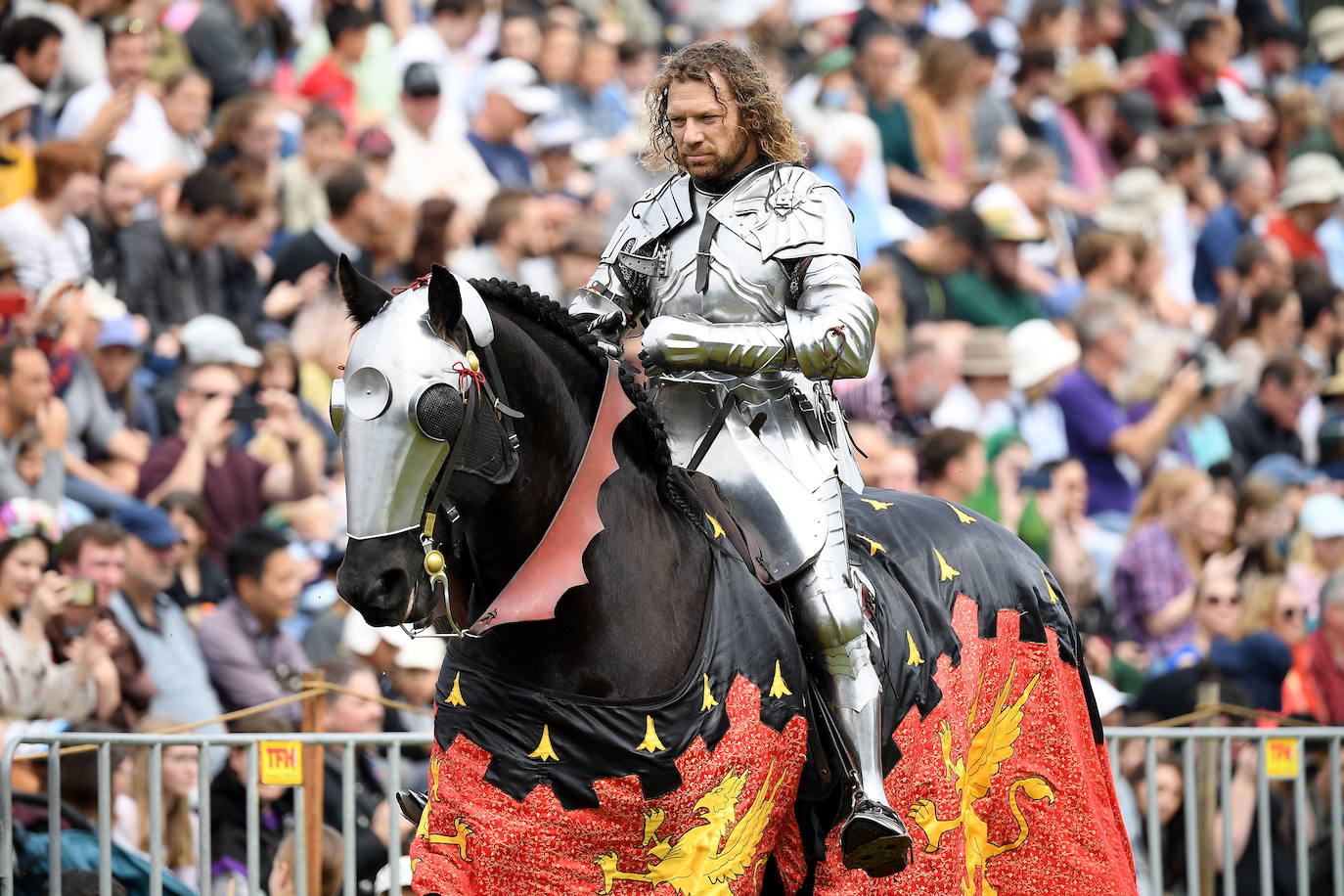 Varios caballeros compiten en la tradicional Feria Medieval de St Ives en Sídney, Australia.