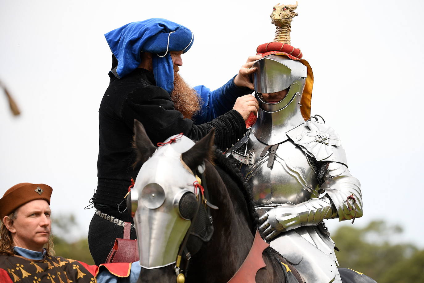 Varios caballeros compiten en la tradicional Feria Medieval de St Ives en Sídney, Australia.