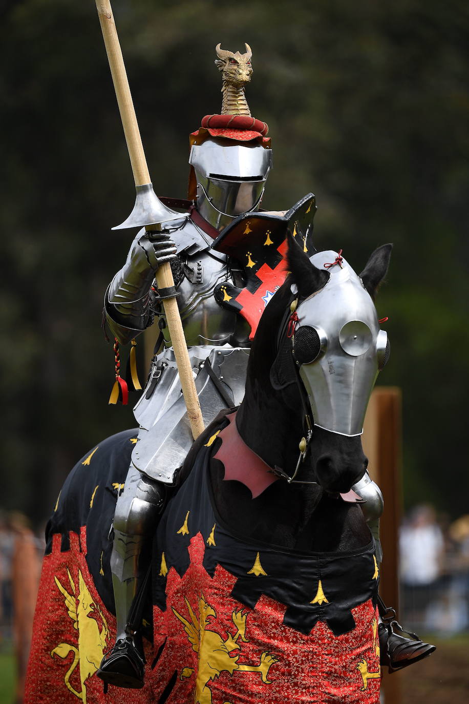 Varios caballeros compiten en la tradicional Feria Medieval de St Ives en Sídney, Australia.