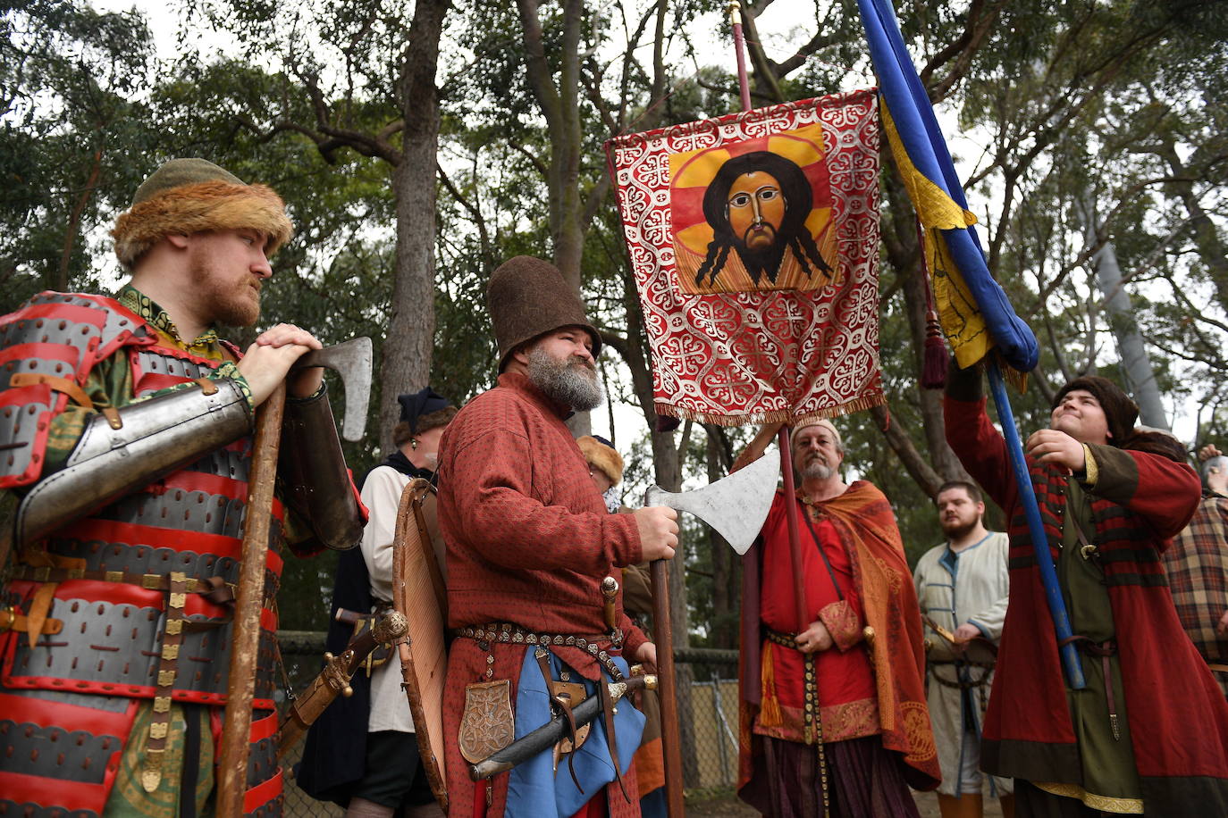 Varios caballeros compiten en la tradicional Feria Medieval de St Ives en Sídney, Australia.