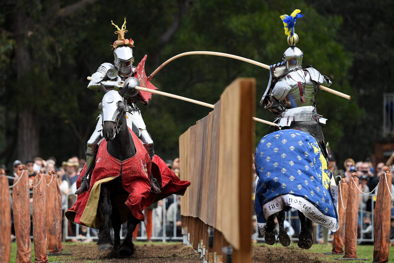 Varios caballeros compiten en la tradicional Feria Medieval de St Ives en Sídney, Australia.