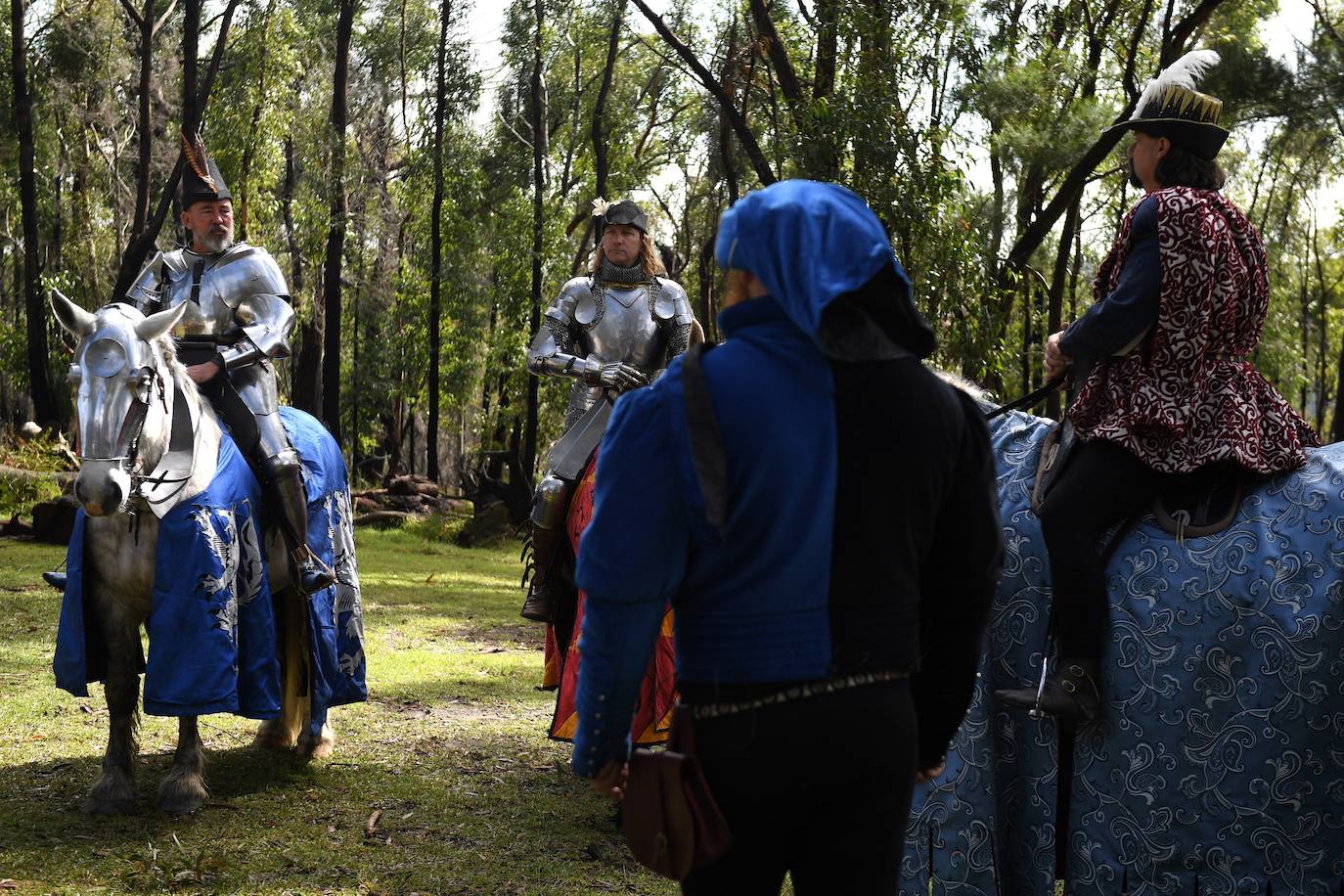 Varios caballeros compiten en la tradicional Feria Medieval de St Ives en Sídney, Australia.