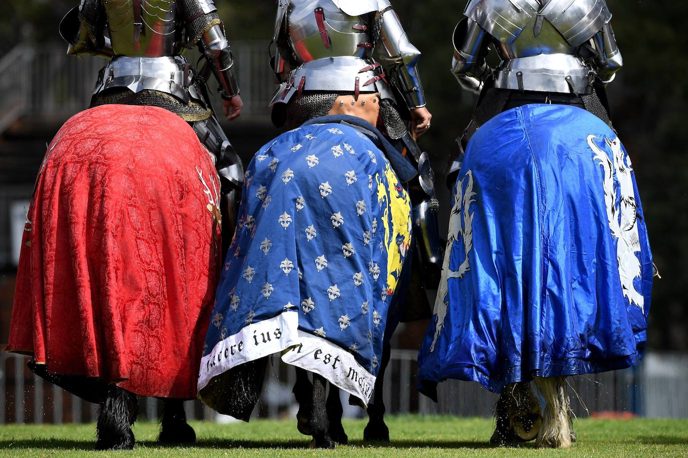 Varios caballeros compiten en la tradicional Feria Medieval de St Ives en Sídney, Australia.