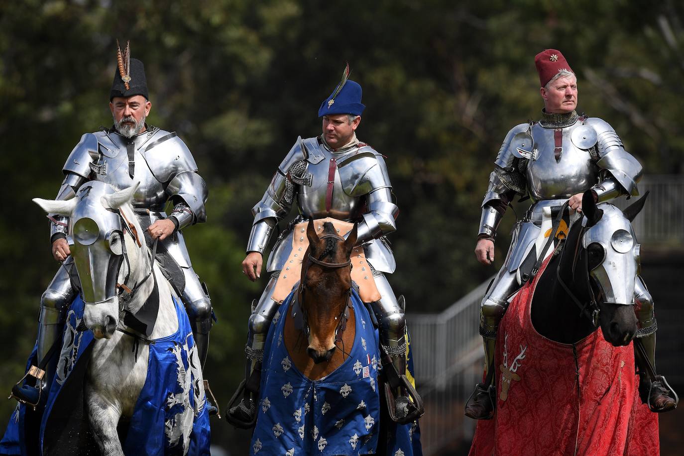 Varios caballeros compiten en la tradicional Feria Medieval de St Ives en Sídney, Australia.