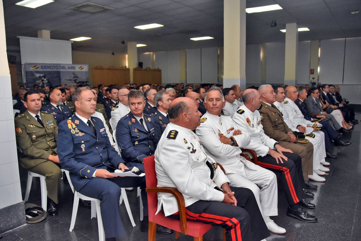 El presidente del Grupo Fuertes muestra su satisfacción de habe realizado el servicio militar en dicho lugar durante la apertura del curso escolar 2019/2020 de la Escuela Militar de Paracaidismo Méndez Parada