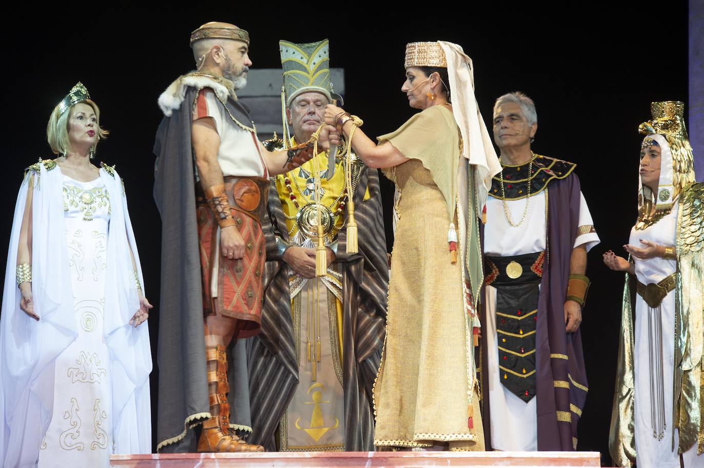 El espectáculo de luz y sonido brilló durante más de una hora y media en un escenario de cien metros de ancho, con dos grandes pantallas de vídeo.