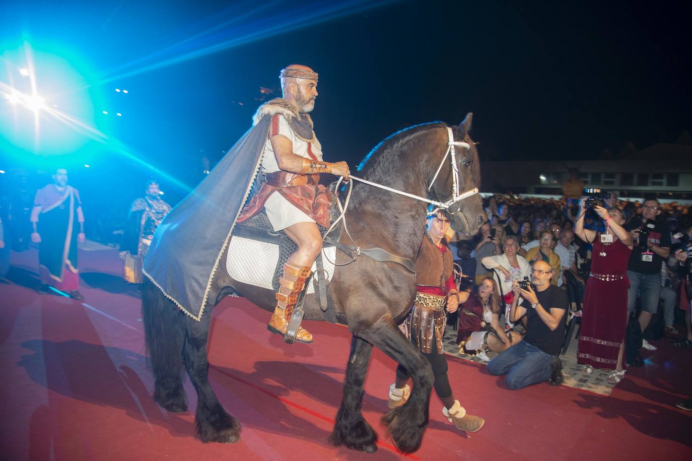 El espectáculo de luz y sonido brilló durante más de una hora y media en un escenario de cien metros de ancho, con dos grandes pantallas de vídeo.