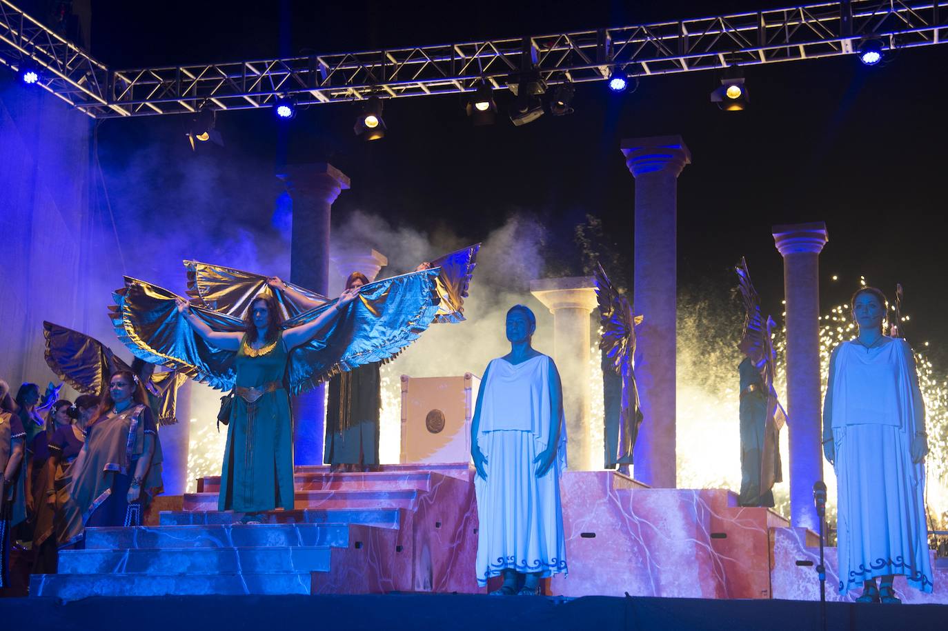 El espectáculo de luz y sonido brilló durante más de una hora y media en un escenario de cien metros de ancho, con dos grandes pantallas de vídeo.