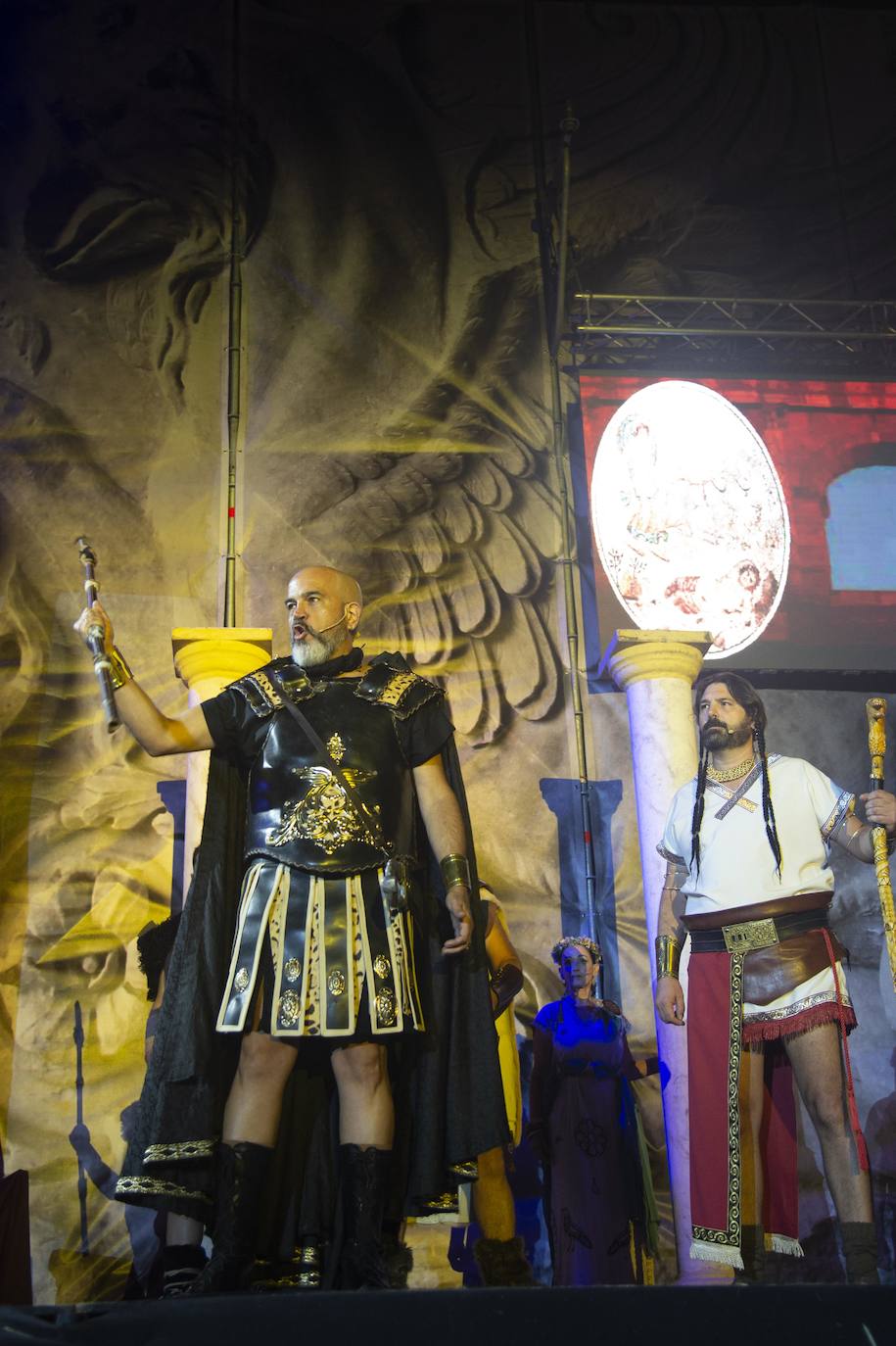 El espectáculo de luz y sonido brilló durante más de una hora y media en un escenario de cien metros de ancho, con dos grandes pantallas de vídeo.