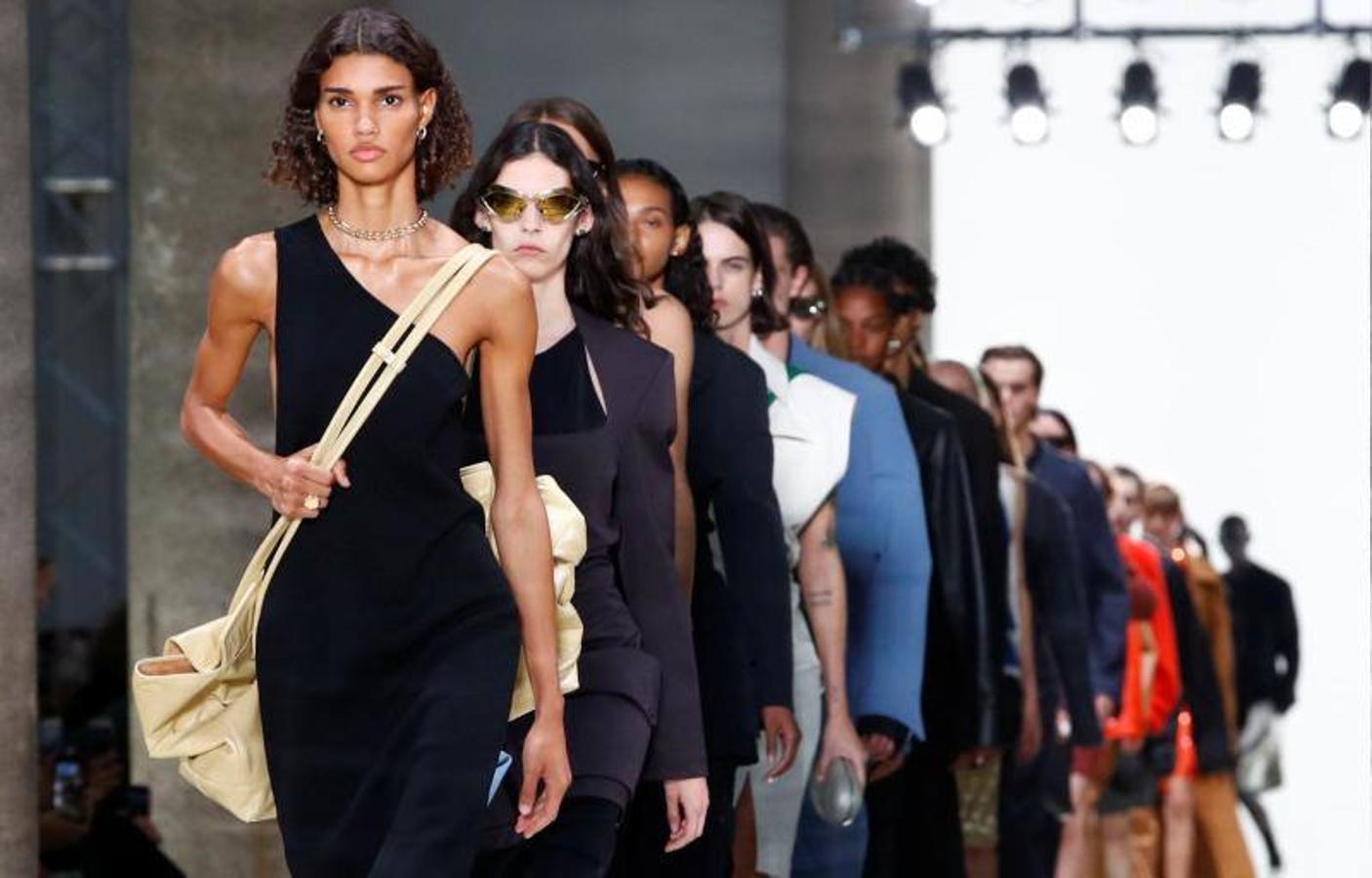 Los diseños Primavera/Verano 2020 de Bottega Veneta desfilan en la London Fashion Week