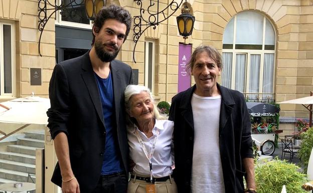 El director Oliver Laxe junto a los actores Benedicta Sánchez y Amador Arias en San Sebastián.