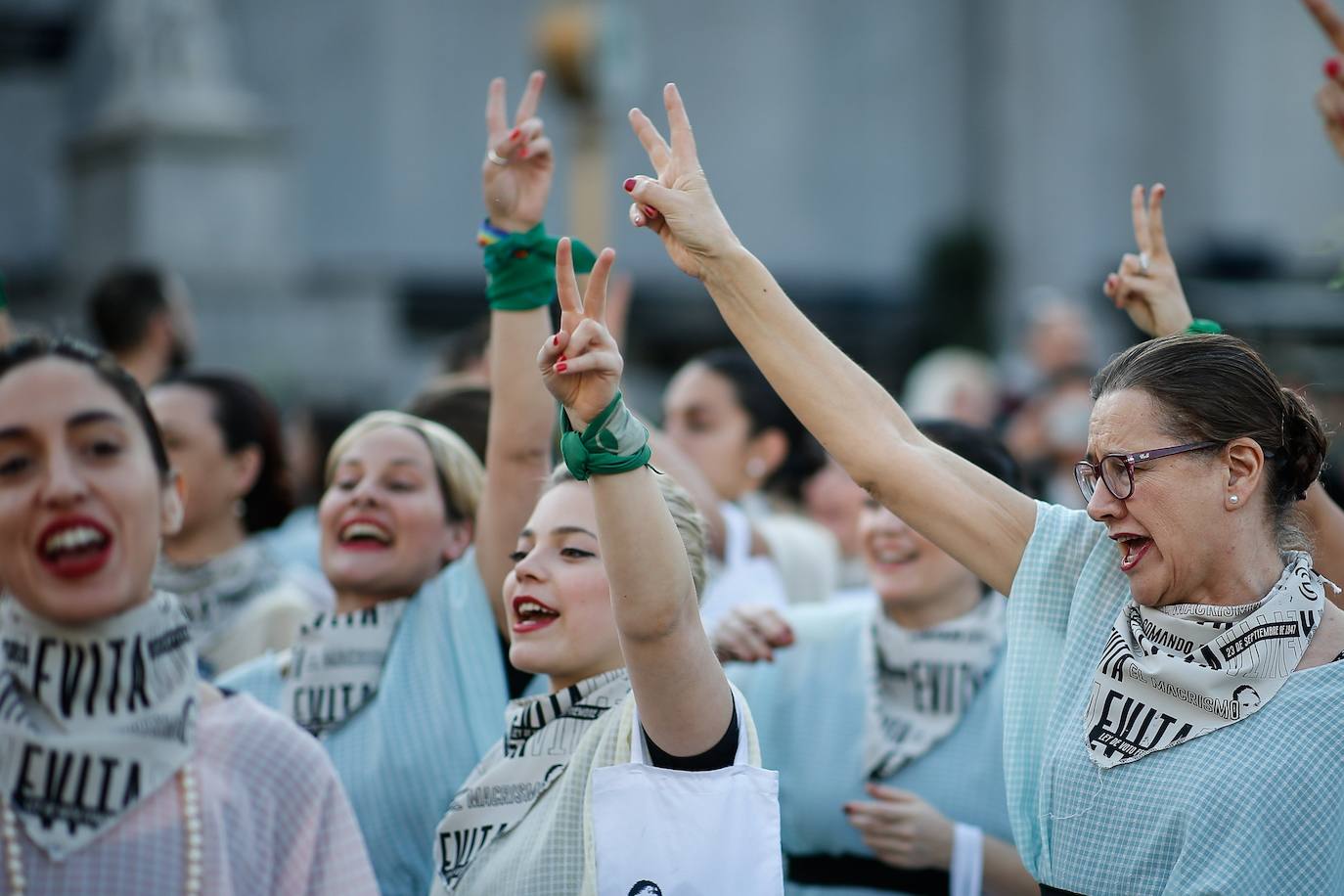 Integrantes de la agrupación «Comando Evita» se reúnen frente al Congreso argentino, en Buenos Aires, para celebrar el 72 aniversario desde que se promulgó la ley de sufragio femenino, conocida como «Ley Evita», en referencia a Eva Duarte, célebre esposa de Juan Domingo Perón.