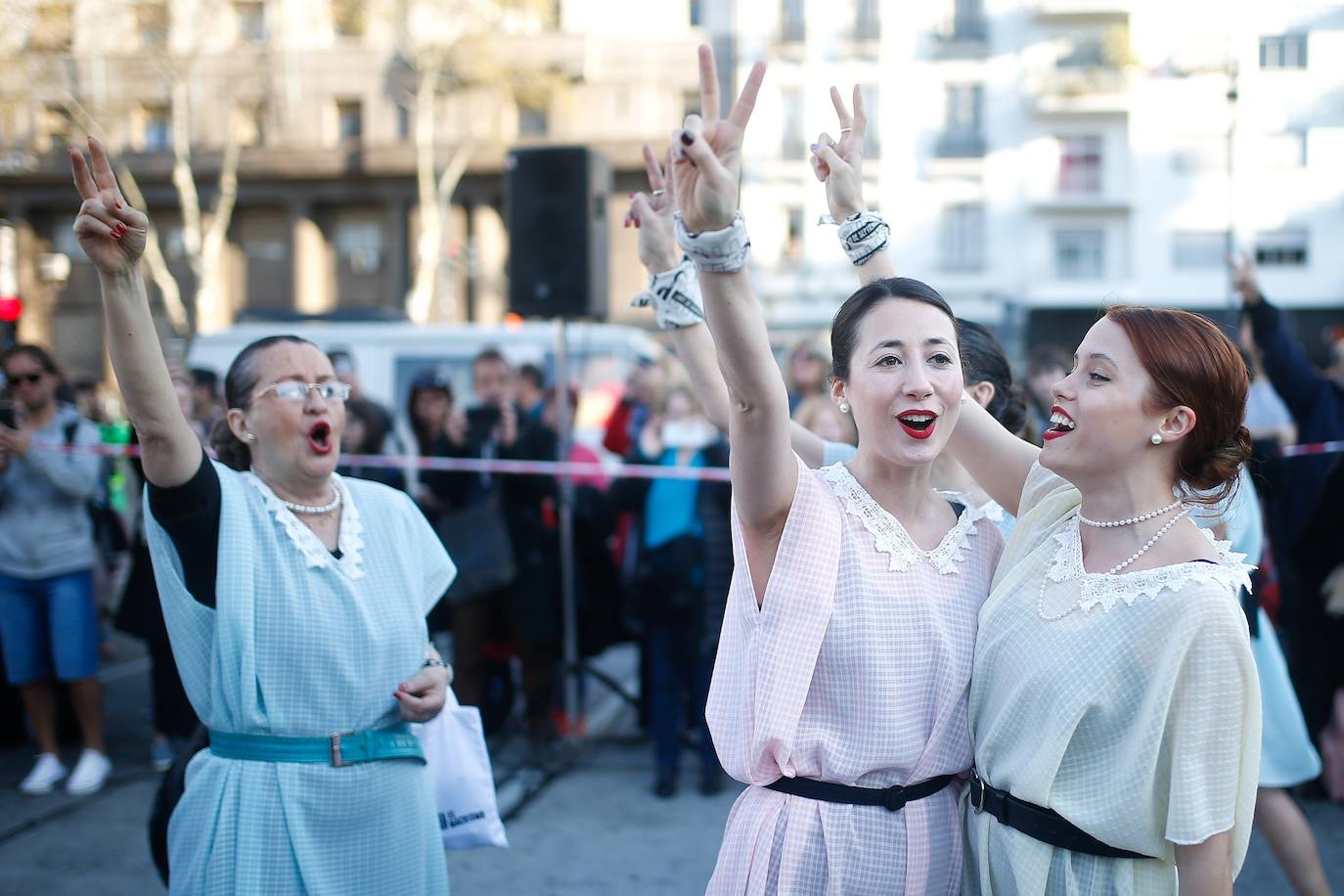 Integrantes de la agrupación «Comando Evita» se reúnen frente al Congreso argentino, en Buenos Aires, para celebrar el 72 aniversario desde que se promulgó la ley de sufragio femenino, conocida como «Ley Evita», en referencia a Eva Duarte, célebre esposa de Juan Domingo Perón.