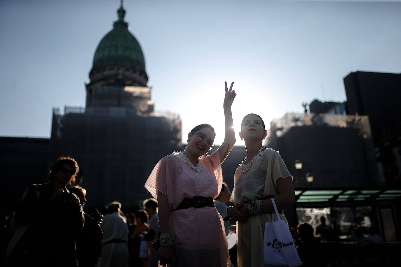Integrantes de la agrupación «Comando Evita» se reúnen frente al Congreso argentino, en Buenos Aires, para celebrar el 72 aniversario desde que se promulgó la ley de sufragio femenino, conocida como «Ley Evita», en referencia a Eva Duarte, célebre esposa de Juan Domingo Perón.