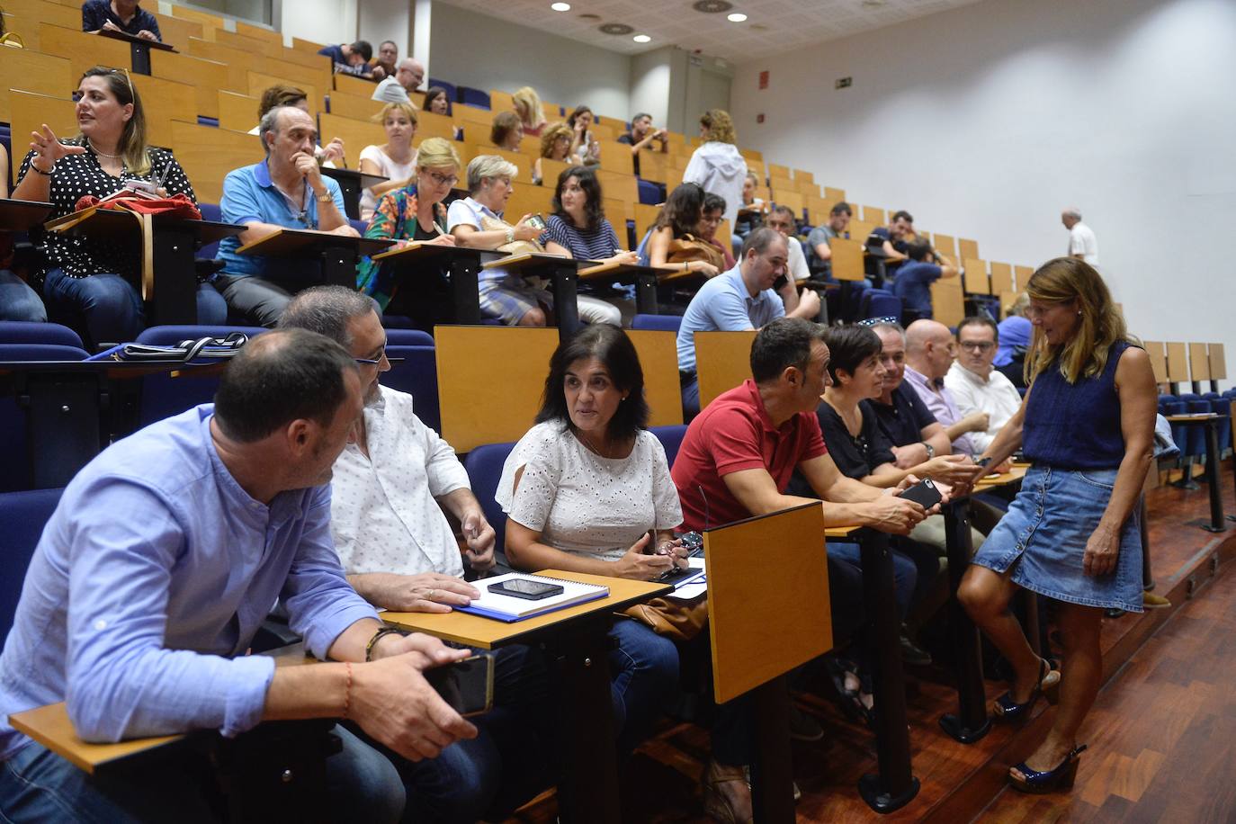 Las cooperativas de enseñanza, que gestionan ya 90 centro en la Región y dan empleo a más de 6.000 trabajadores, exigieron ayer a la Consejería de Educación más celeridad para cubrir las bajas de los profesores y maestros.