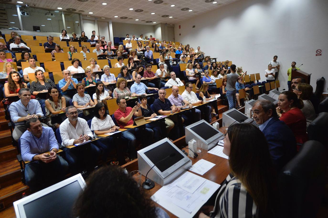 Las cooperativas de enseñanza, que gestionan ya 90 centro en la Región y dan empleo a más de 6.000 trabajadores, exigieron ayer a la Consejería de Educación más celeridad para cubrir las bajas de los profesores y maestros.