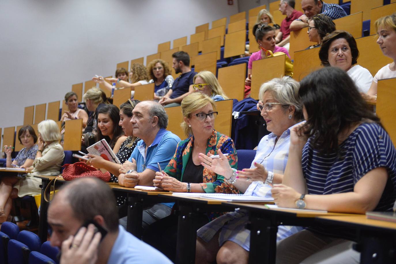 Las cooperativas de enseñanza, que gestionan ya 90 centro en la Región y dan empleo a más de 6.000 trabajadores, exigieron ayer a la Consejería de Educación más celeridad para cubrir las bajas de los profesores y maestros.