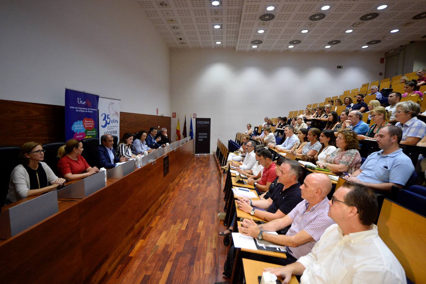 Las cooperativas de enseñanza, que gestionan ya 90 centro en la Región y dan empleo a más de 6.000 trabajadores, exigieron ayer a la Consejería de Educación más celeridad para cubrir las bajas de los profesores y maestros.