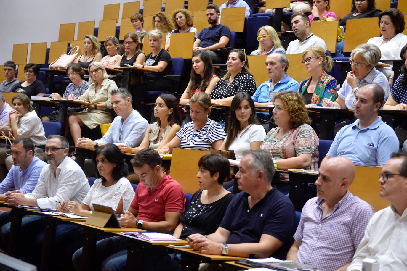 Las cooperativas de enseñanza, que gestionan ya 90 centro en la Región y dan empleo a más de 6.000 trabajadores, exigieron ayer a la Consejería de Educación más celeridad para cubrir las bajas de los profesores y maestros.