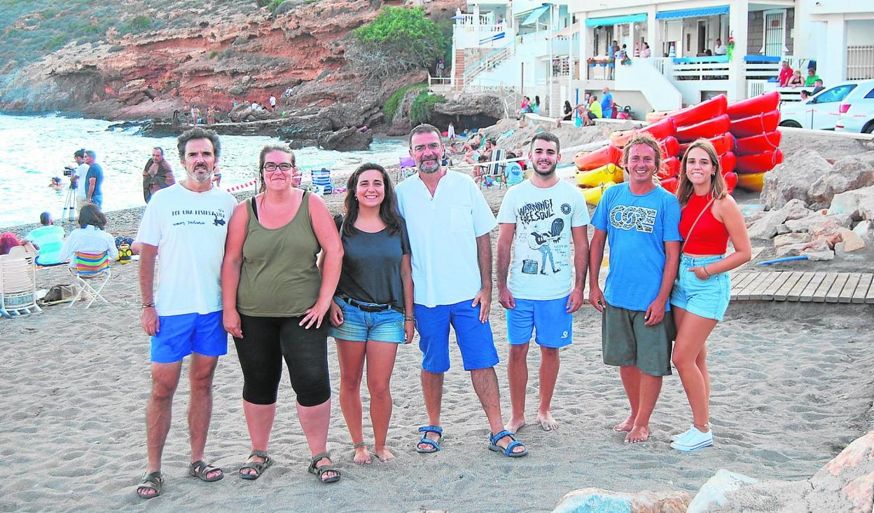 El equipo de trabajo de Soldecocos durante la Jábega de El Portús, el pasado mes de agosto, que recreó las antiguas artes de pesca de la zona. 