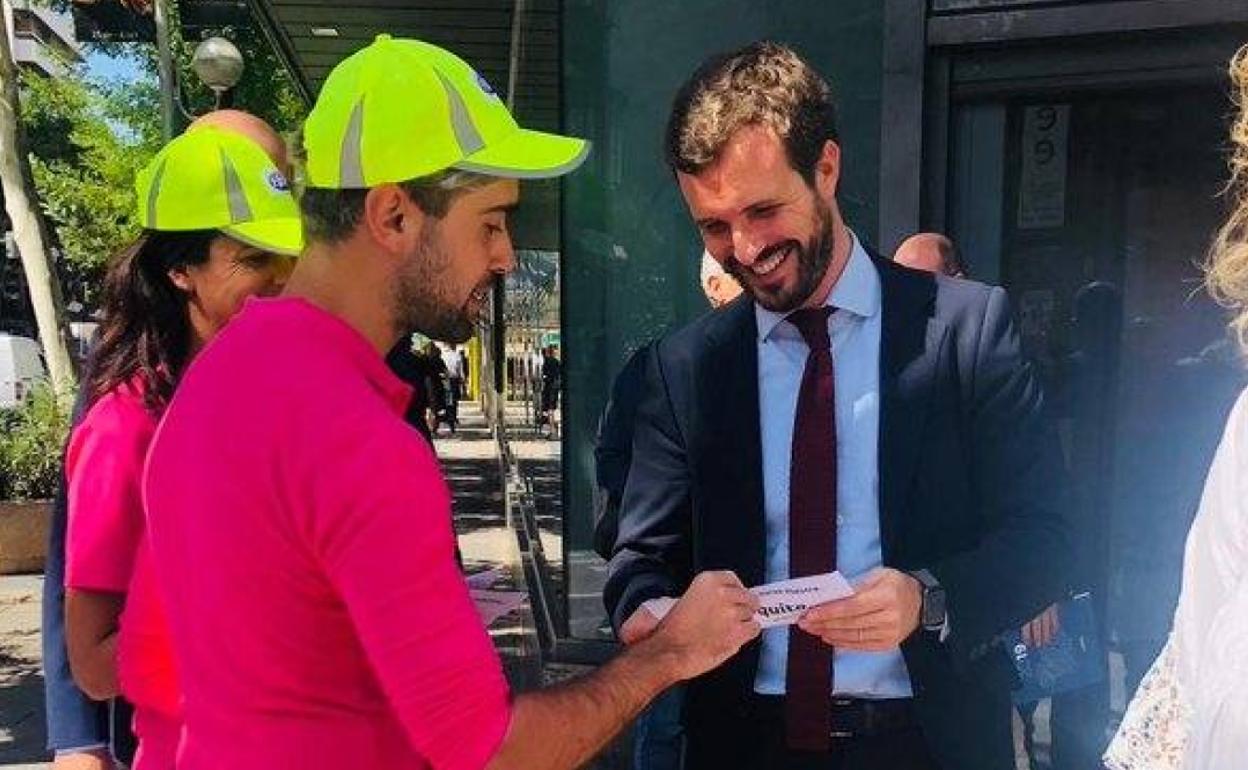 El lider del Partido Popular, Pablo Casado, recoge su 'FINIquito'.