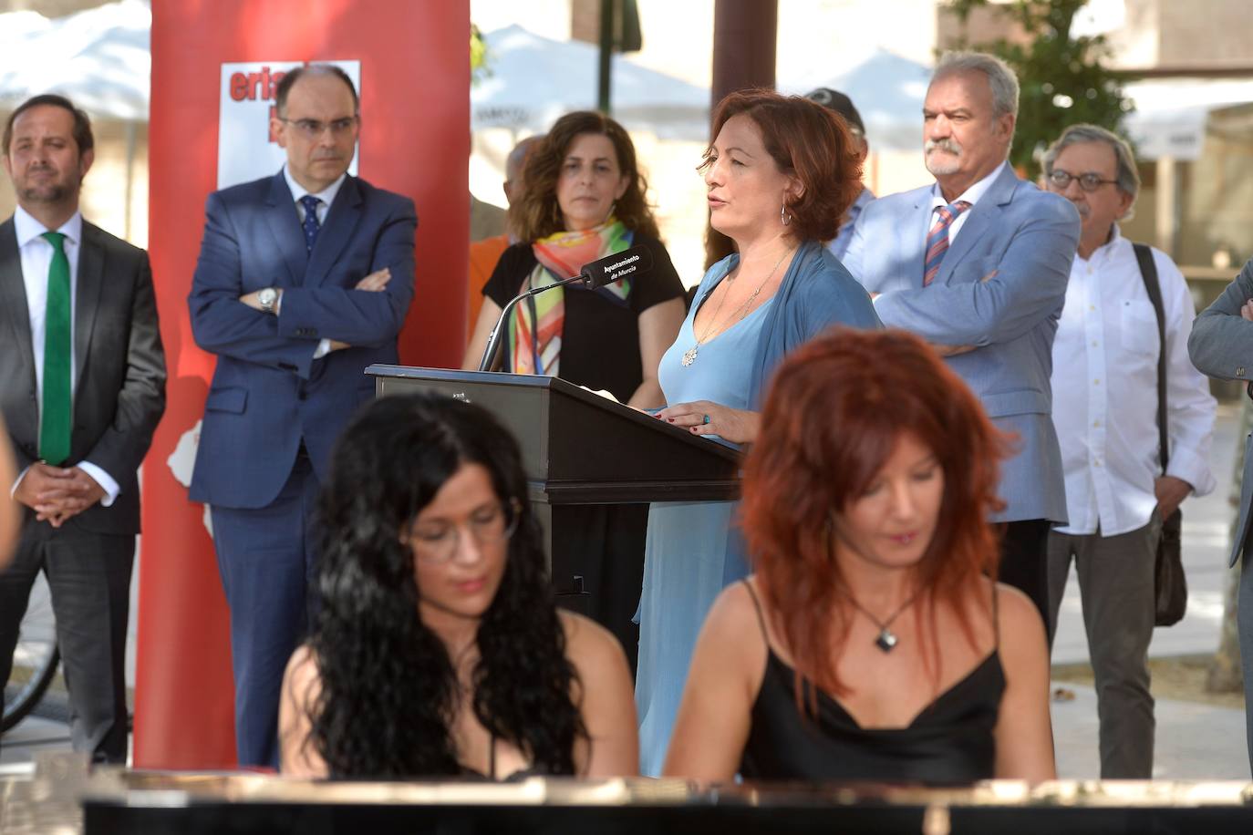 Las pianistas Acacia Rico y Lidia Haro, amenizando la presentación de la Feria del Libro de Murcia.