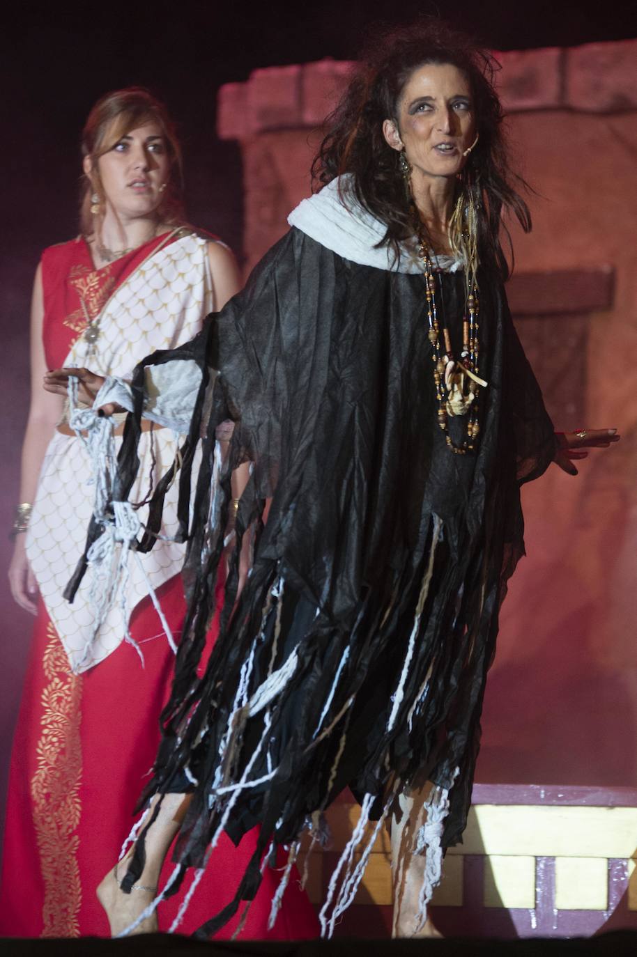 Alrededor de 500 personas asistieron ayer a los Comicios Centuriados. La representación brilló gracias a la amplitud que brinda el nuevo escenario del puerto, considerablemente más amplio que el anterior.