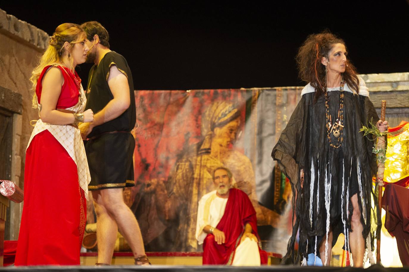 Alrededor de 500 personas asistieron ayer a los Comicios Centuriados. La representación brilló gracias a la amplitud que brinda el nuevo escenario del puerto, considerablemente más amplio que el anterior.