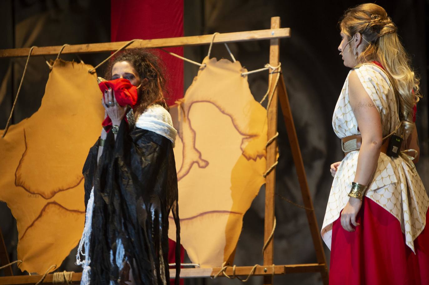 Alrededor de 500 personas asistieron ayer a los Comicios Centuriados. La representación brilló gracias a la amplitud que brinda el nuevo escenario del puerto, considerablemente más amplio que el anterior.