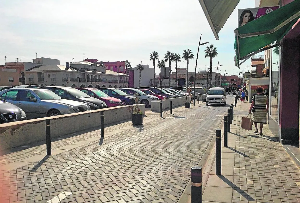 Imagen que presentaba el solar situado en la avenida Emilio Castelar, ayer, en San Pedro. 